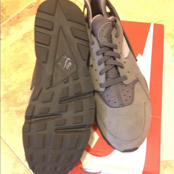 Selling some exclusive Nike’s - Picture 2 of 3